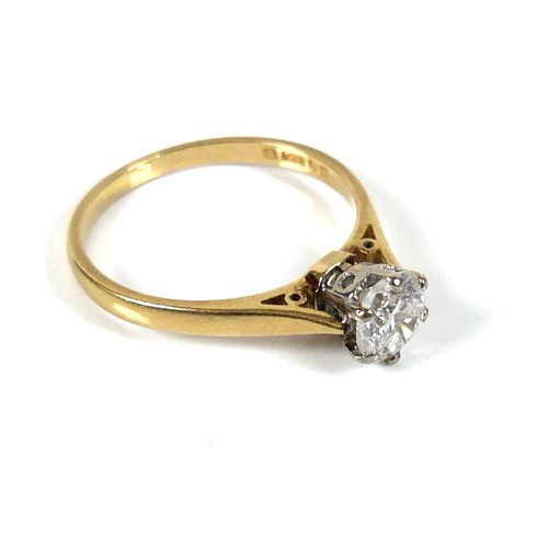 196 - An 18ct yellow gold and diamond solitaire ring, the round brilliant cut stone, 5.5 by 3.5mm, approxi... 