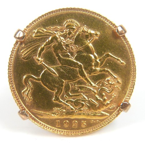 79 - A George V gold sovereign, 1925, with yellow metal mount ring, size L/M, 13.1g.