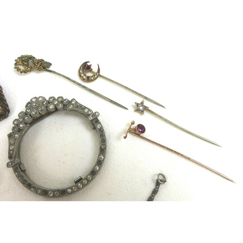 6 - A small group of jewellery, including a 9ct gold stick pin inset with amethyst stone,1g,  5.5cm long... 