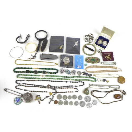 69 - A group of silver and collectables, including a George V silver lidded dressing table pot, 0.8toz, 4... 