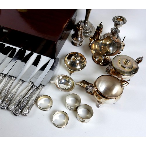 85 - A group of silver plated items, including King's pattern cutlery, various other flatware, trays, tan... 