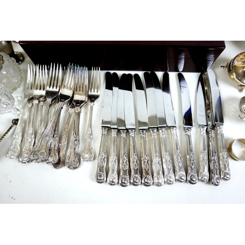 85 - A group of silver plated items, including King's pattern cutlery, various other flatware, trays, tan... 