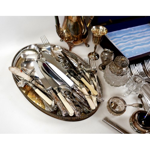 85 - A group of silver plated items, including King's pattern cutlery, various other flatware, trays, tan... 