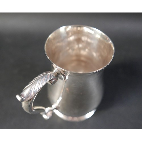 41 - A George III silver tankard, maker's mark W, London 1756, 13cm high, 9.2toz.