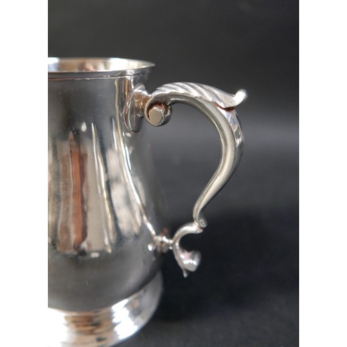 41 - A George III silver tankard, maker's mark W, London 1756, 13cm high, 9.2toz.