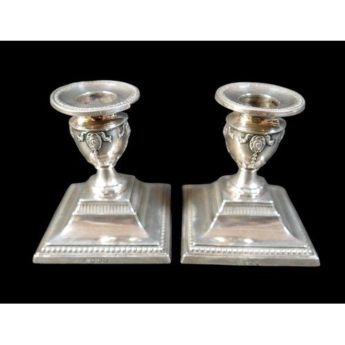 43 - Four pieces of Edwardian silver, comprising a pair of mustard pots with hinge lids, without glass li... 