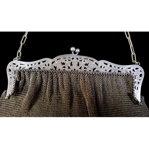 12 - A white metal chain mail opera bag, 422g / 13.56 toz.