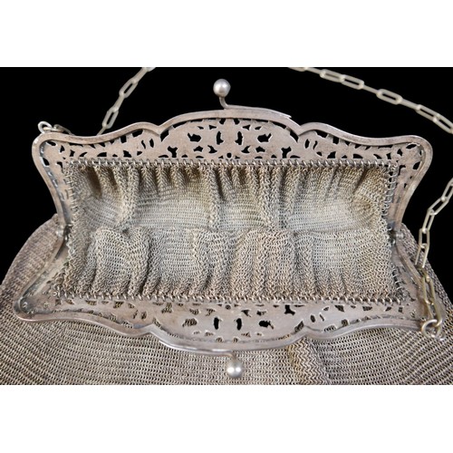 12 - A white metal chain mail opera bag, 422g / 13.56 toz.