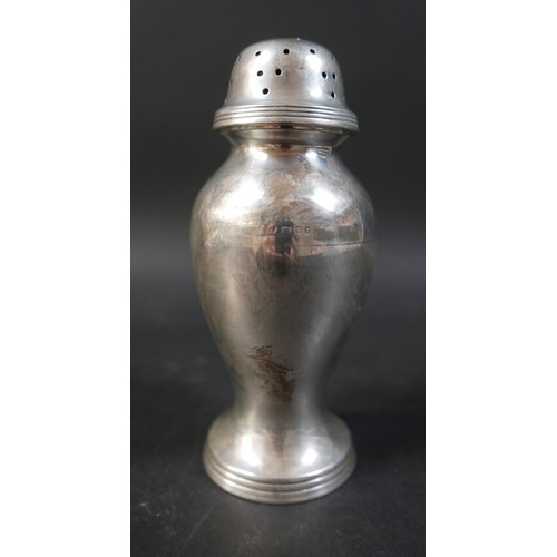 18 - A silver shaker 15cm tall and a silver salt spoon total 140 grams, 4.5 troy oz