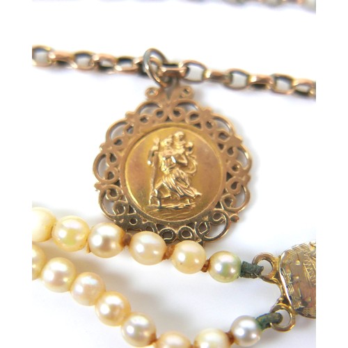 189 - A small group of 9ct yellow gold jewellery, comprising an oval shaped cameo brooch, carved with a cl... 