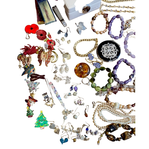 139 - A collection of costume jewellery, including necklaces, brooches, earrings, and watches, together wi... 