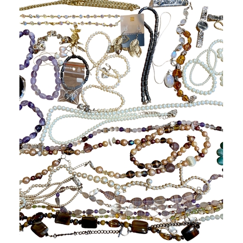 139 - A collection of costume jewellery, including necklaces, brooches, earrings, and watches, together wi... 