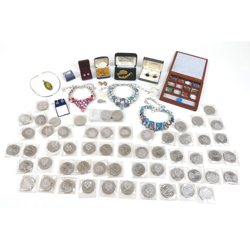 152 - A collection of costume jewellery and coins, including a group of 1977 Jubilee crowns. (1 bag)