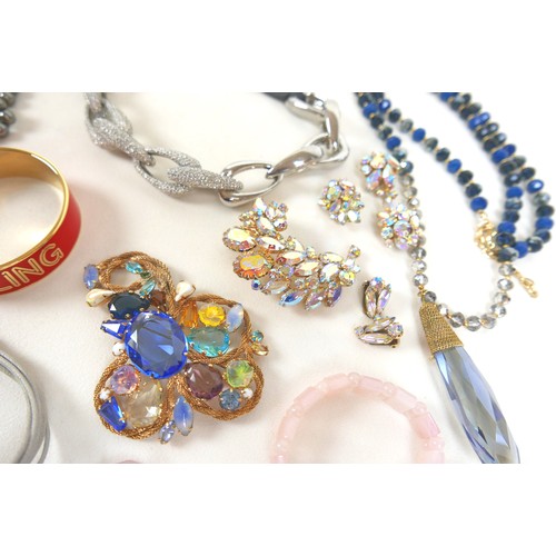 141 - A collection of assorted costume jewellery, including necklaces, bracelets, and a wristwatch. (1 bag... 