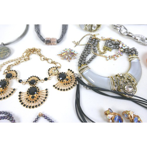 141 - A collection of assorted costume jewellery, including necklaces, bracelets, and a wristwatch. (1 bag... 