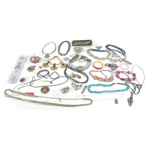 141 - A collection of assorted costume jewellery, including necklaces, bracelets, and a wristwatch. (1 bag... 