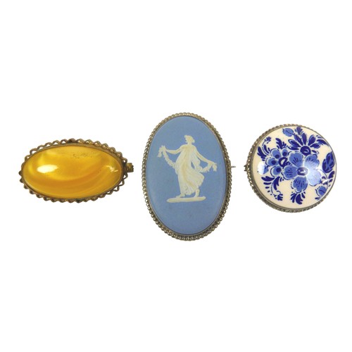 187 - A group of brooches, including a 9ct gold cameo brooch, 30mm, 4.7g, and an unmarked Indian gold broo... 