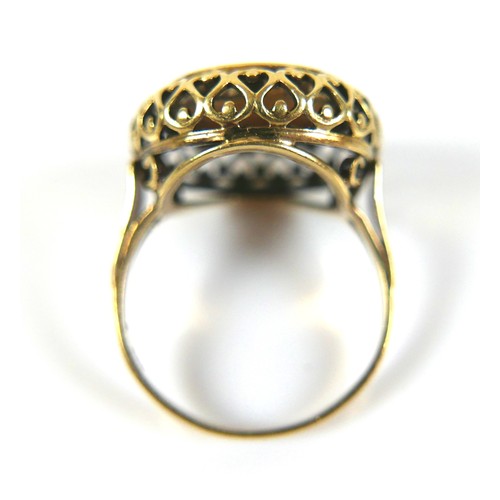 185 - A 9ct tri-colour gold 'Russian' style wedding ring, formed of three interlocking bands, size H, 4.2g... 