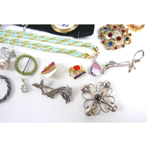 154 - A collection of assorted costume and other jewellery, mostly necklaces and brooches. (1 bag)