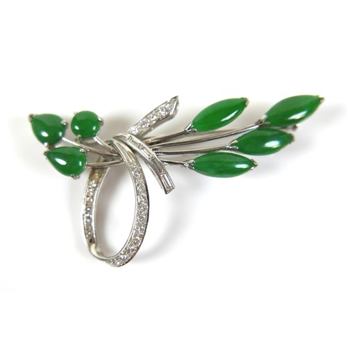 305 - A 14ct white gold diamond and jade set suite of jewellery, comprising a spray brooch, 60mm, a ring, ... 