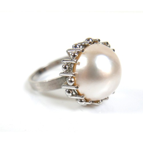 255 - A 14ct white gold Mabe pearl ring, and a pair of matching screw back earrings, ring size N, pearls 1... 