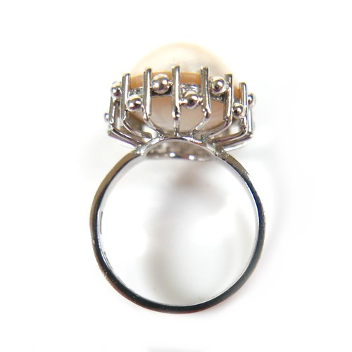 255 - A 14ct white gold Mabe pearl ring, and a pair of matching screw back earrings, ring size N, pearls 1... 