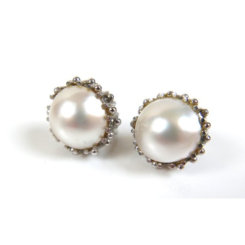 255 - A 14ct white gold Mabe pearl ring, and a pair of matching screw back earrings, ring size N, pearls 1... 