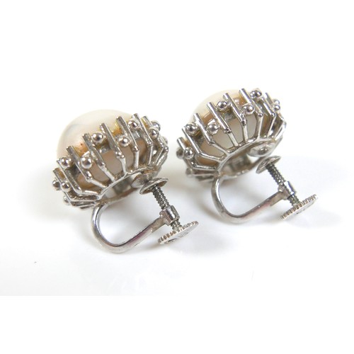 255 - A 14ct white gold Mabe pearl ring, and a pair of matching screw back earrings, ring size N, pearls 1... 