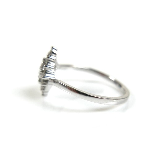 178 - A platinum and diamond cluster ring, round cut stones, each 1.5mm, size O, 3.2g.