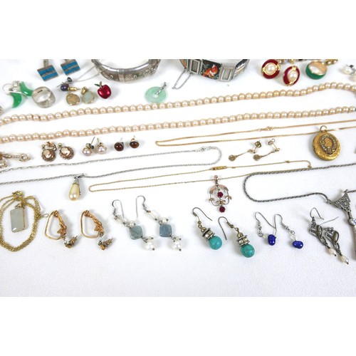 193 - A small group of costume jewellery, including some gold and silver, a 9k gold floral pendant set wit... 