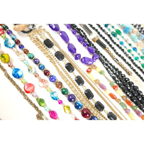 146 - A collection of costume jewellery, including necklaces, some earrings and bracelets. (1 bag)