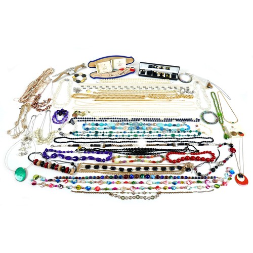 146 - A collection of costume jewellery, including necklaces, some earrings and bracelets. (1 bag)