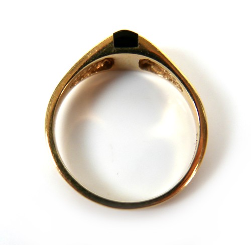 159 - A 14k yellow gold ring, by Kabana, with a single band of onyx, 6.2 by 3.0mm, on a tapering band, 2.0... 