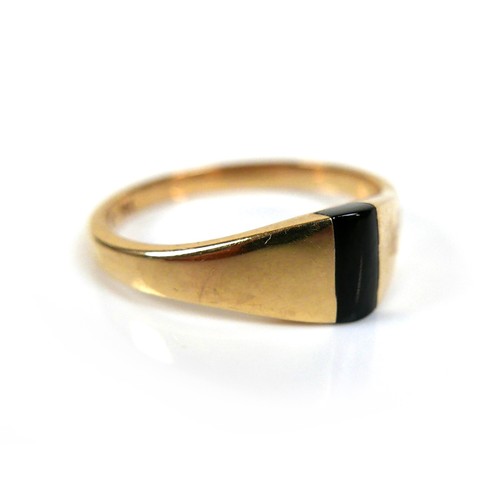 159 - A 14k yellow gold ring, by Kabana, with a single band of onyx, 6.2 by 3.0mm, on a tapering band, 2.0... 