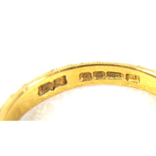 269 - A group of three 22ct yellow gold wedding band rings, each with decorated outer surface, comprising ... 