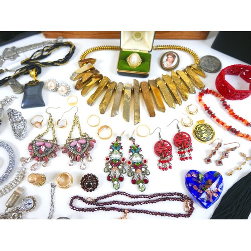 145 - A collection of costume jewellery, including necklaces, several kerb link, brooches, and earrings. (... 