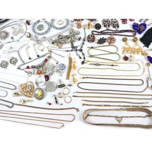 145 - A collection of costume jewellery, including necklaces, several kerb link, brooches, and earrings. (... 