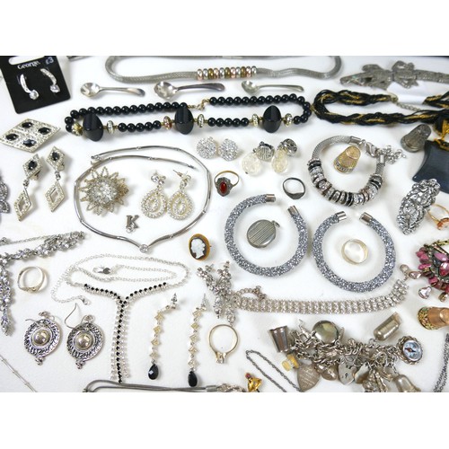 145 - A collection of costume jewellery, including necklaces, several kerb link, brooches, and earrings. (... 