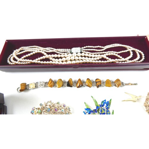 180A - A group of jewellery, comprising a 9ct gold gate link bracelet with heart shaped clasp, 5.5g, a pair... 