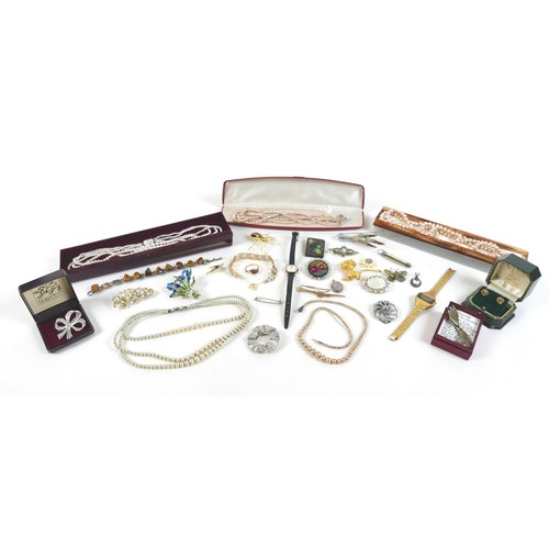 180A - A group of jewellery, comprising a 9ct gold gate link bracelet with heart shaped clasp, 5.5g, a pair... 