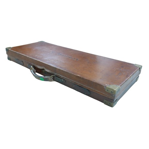 318 - A good quality oak lined leather double shotgun/rifle gun case by Boss & Co London, 85 by 36 by 10cm... 