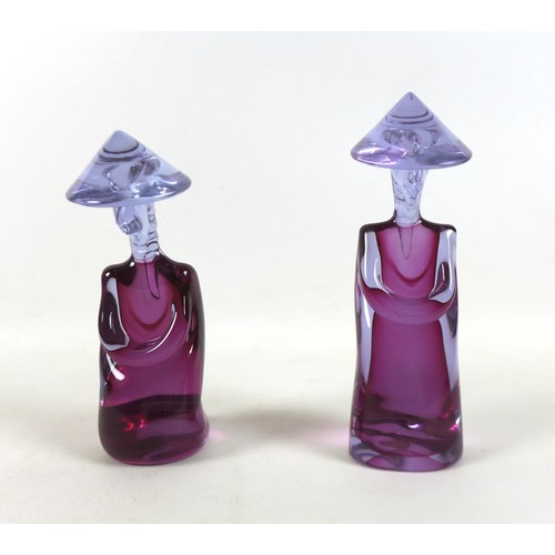 164 - Two Murano glass kneeling Chinamen, 19cm and 17cm tall.