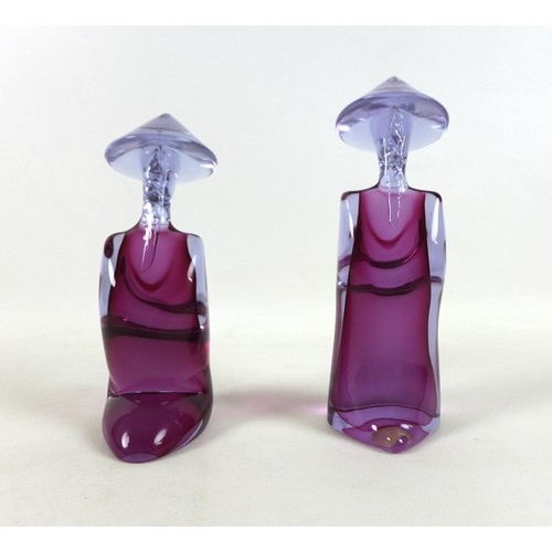 164 - Two Murano glass kneeling Chinamen, 19cm and 17cm tall.