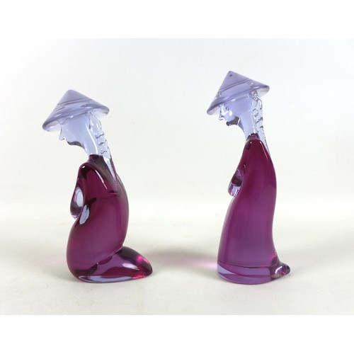 164 - Two Murano glass kneeling Chinamen, 19cm and 17cm tall.