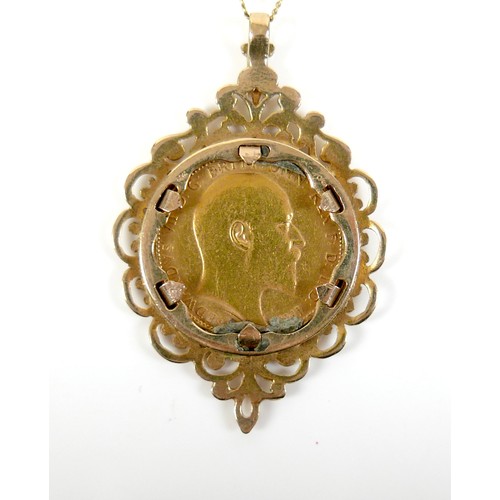 93 - An Edward VII gold sovereign, 1907, in 9ct gold pendant mount, 31 by 49mm, and on a yellow metal tra... 