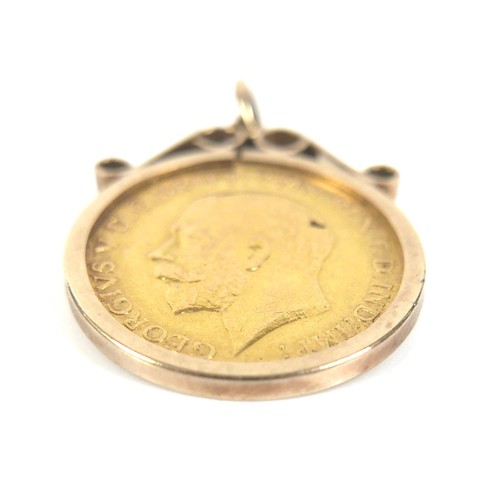 86 - A George V gold half sovereign, 1914, in a yellow metal pendant mount, 5.4g gross.