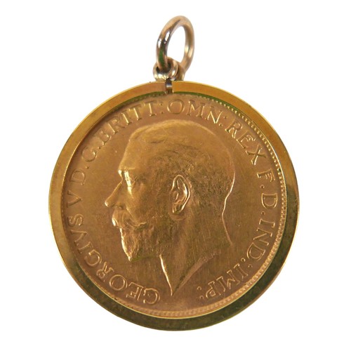 90 - A George V gold sovereign, 1913, Australia, Perth Mint, in a 9ct gold pendant mount, total weight 9.... 