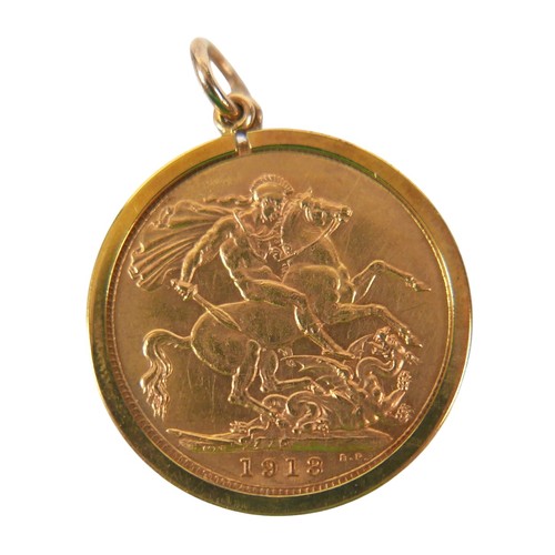 90 - A George V gold sovereign, 1913, Australia, Perth Mint, in a 9ct gold pendant mount, total weight 9.... 