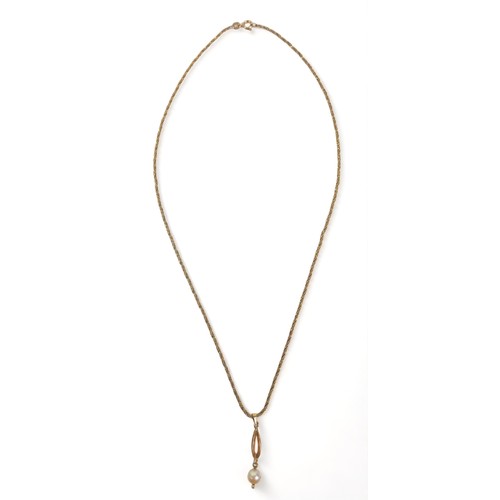 286 - A 9ct tri colour gold necklet 41cm long and a 9ct yellow gold 50cm chain with a gilt metal pearl pen... 