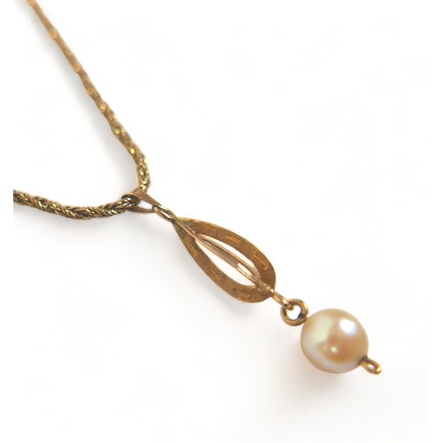 286 - A 9ct tri colour gold necklet 41cm long and a 9ct yellow gold 50cm chain with a gilt metal pearl pen... 